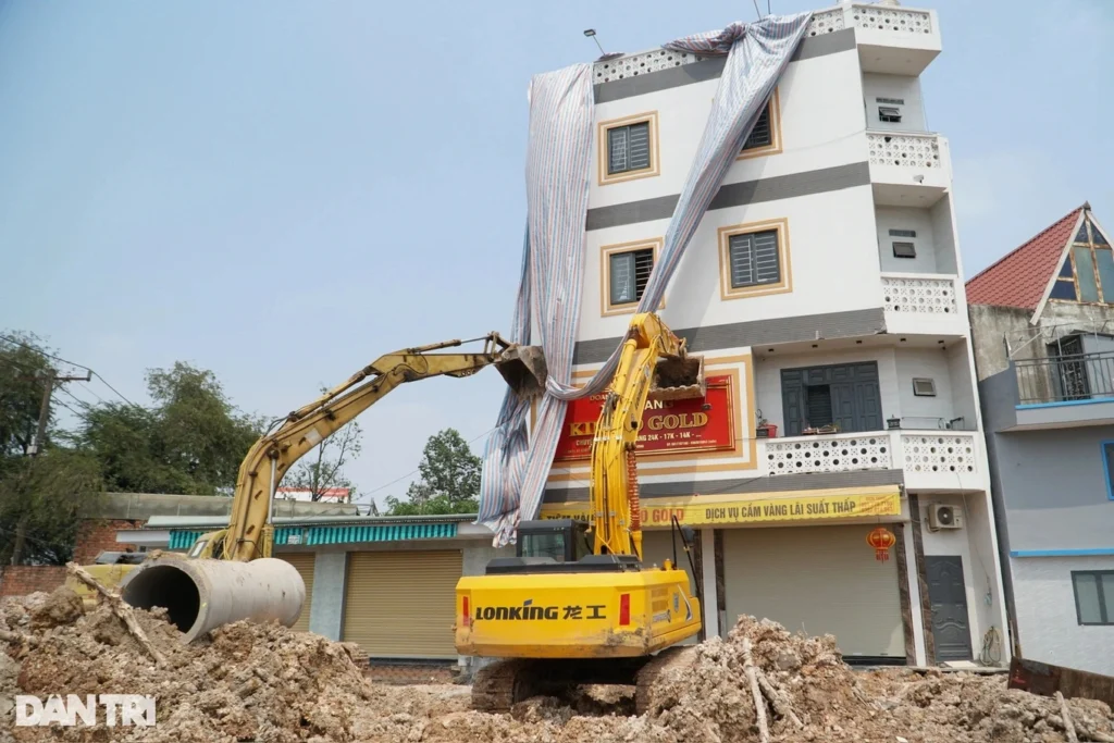 Dự kiến mời chuyên gia di dời nhà để cứu tiệm vàng nghiêng tại Vành đai 3 TP.HCM