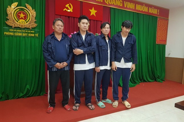 Khởi tố thêm 34 bị can, trong đó có 2 cán bộ hải quan, liên quan đường dây buôn lậu xăng dầu quy mô lớn