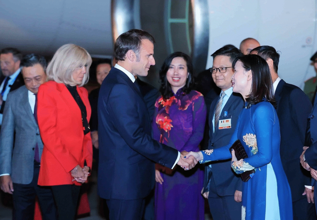Tổng thống Pháp Emmanuel Macron bắt đầu chuyến thăm cấp nhà nước tới Việt Nam