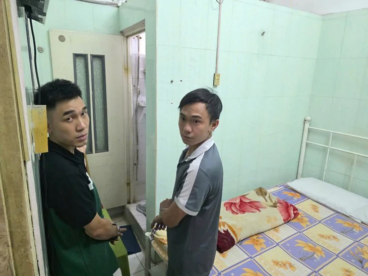 Hai thanh niên giả làm khách thuê trọ, trói bà chủ nhà nghỉ gần 70 tuổi để cướp 16 cây vàng