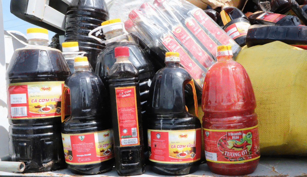 Quảng Nam điều tra vụ vứt bỏ hơn 1.000 chai nước mắm, nước chấm trong bụi rậm