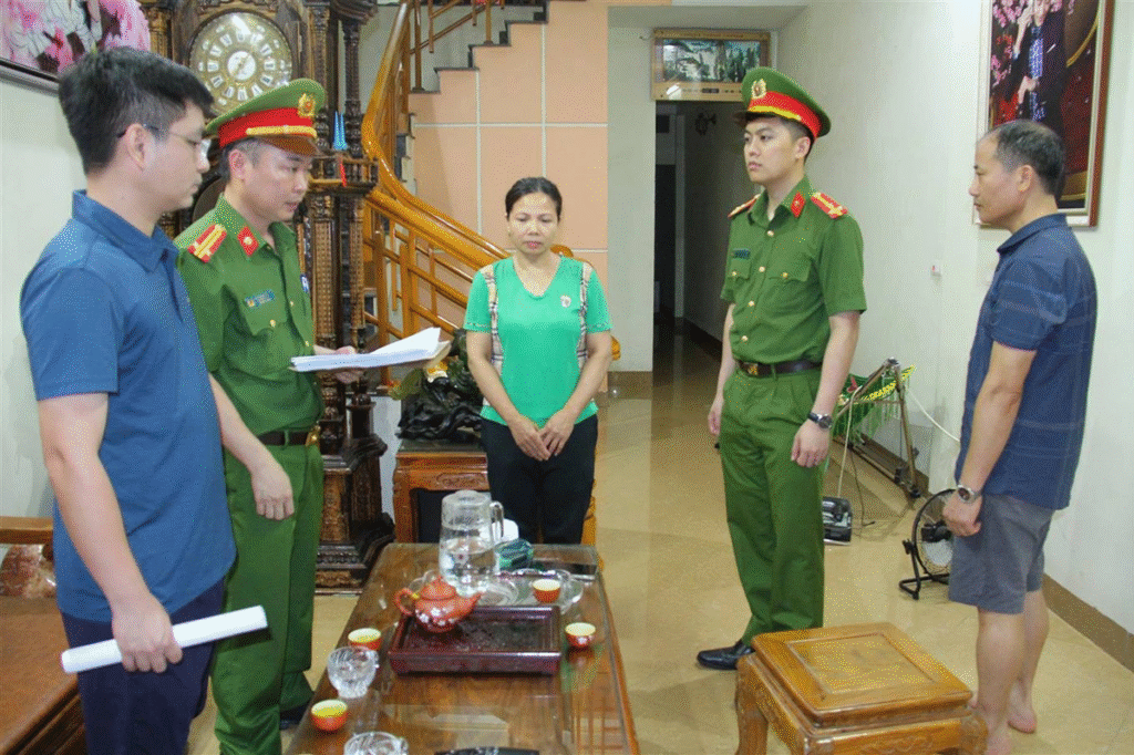 Ba người bị khởi tố vì bán 350 tấn giá đỗ ngâm hóa chất độc hại