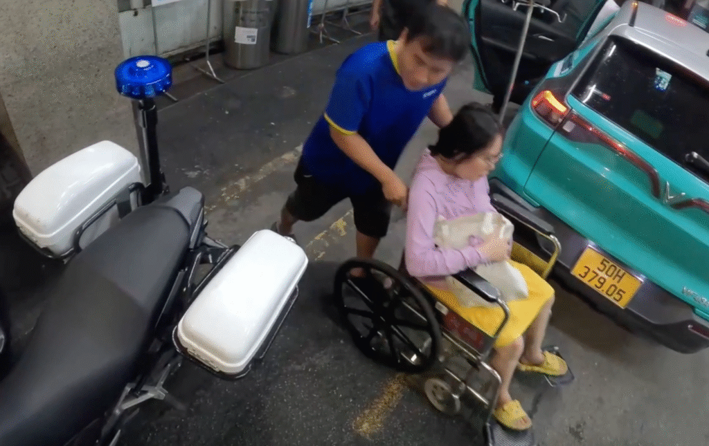 CSGT TP. Hồ Chí Minh mở đường đưa sản phụ vỡ ối đến bệnh viện