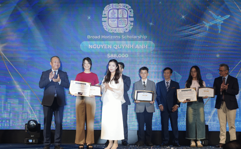 Ba học sinh Việt Nam nhận học bổng du học Mỹ tổng trị giá gần 5 tỉ đồng